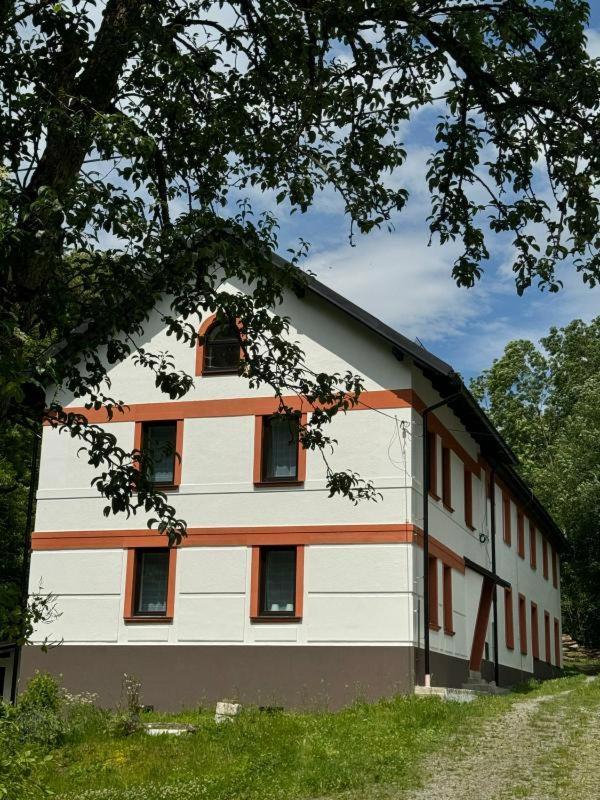 Tkalcovna U Zlateho Potoka Aparthotel Dobrany  Kültér fotó